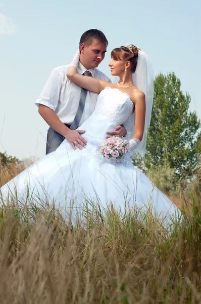 Glückliches Brautpaar im Freien — Stockfoto
