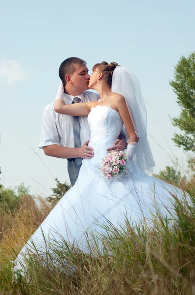 Happy bride and groom outdoors — Stock Photo, Image