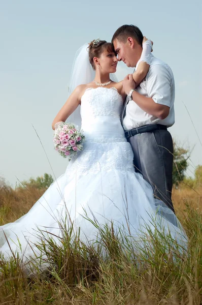 Gelukkige bruid en bruidegom buiten — Stockfoto