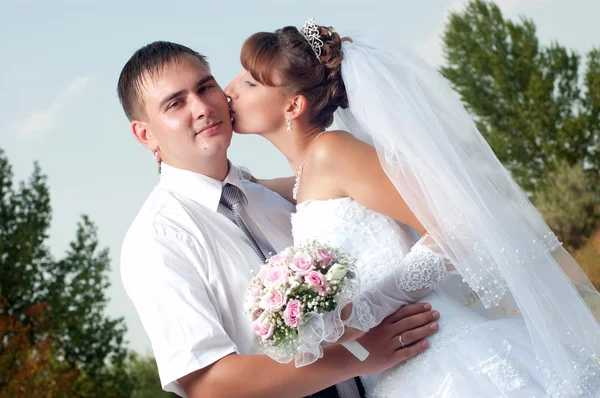Happy bride and groom in wedding day outdoors — Stock Photo, Image