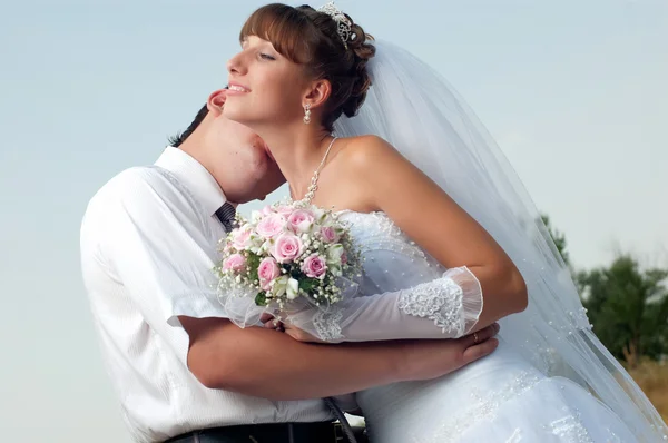 Boldog menyasszony és a vőlegény az esküvő napján szabadban — Stock Fotó