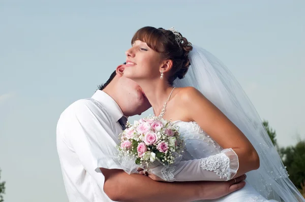 Gelukkige bruid en bruidegom buiten Rechtenvrije Stockfoto's