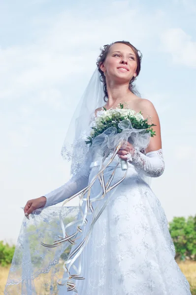 Krásná šťastná nevěsta vypadá — Stock fotografie