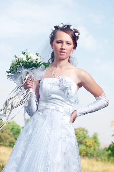 Krásná šťastná nevěsta vypadá — Stock fotografie
