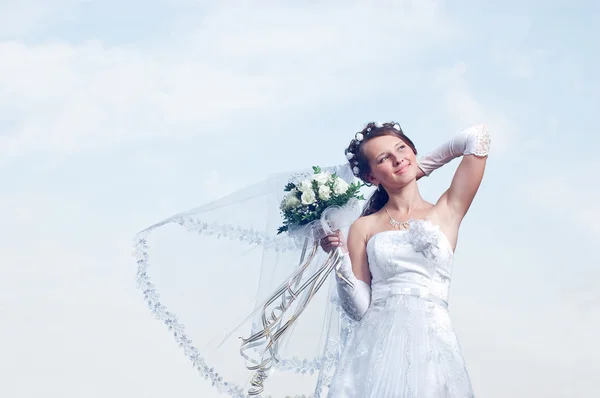 Krásné a romantické nevěsty na pozadí modré oblohy — Stock fotografie