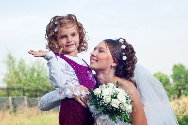 素晴らしい若い花嫁と屋外の美しい少女 — ストック写真