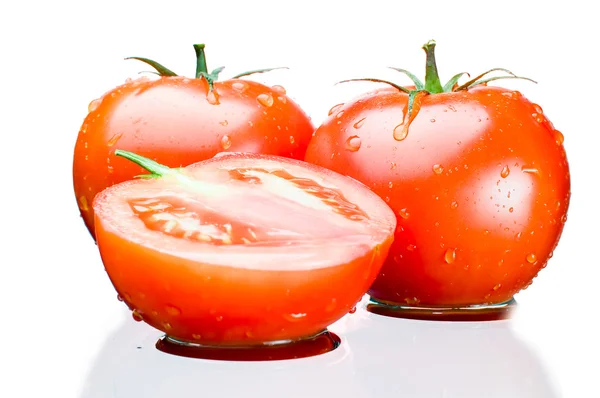 Tomates maduros en blanco con ruta de recorte — Foto de Stock