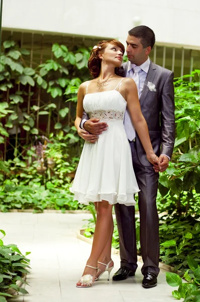Romantisch en liefdevol fellow en meisje op de bruiloft in de dag van sai — Stockfoto