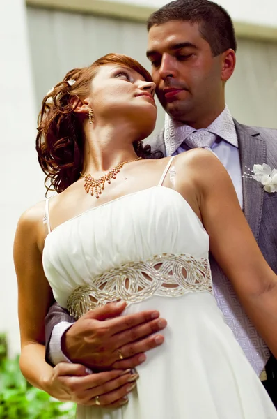 Romantisch en liefdevol fellow en meisje op de bruiloft in de dag van sai — Stockfoto