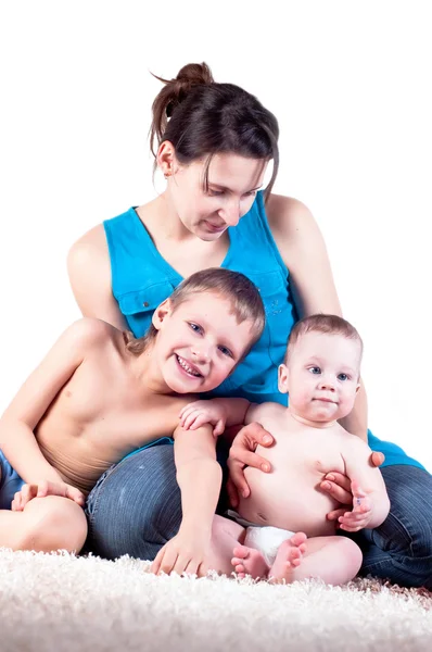 Família feliz: mãe e dois filhos pequenos, isolados — Fotografia de Stock