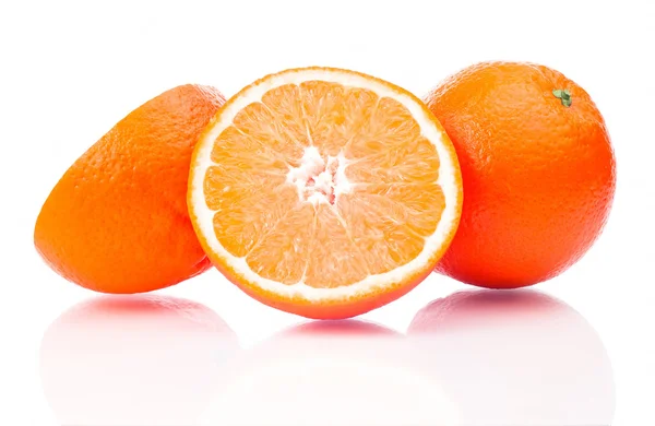 Beyaz bir arka planda yalıtılmış turuncu meyve — Stok fotoğraf