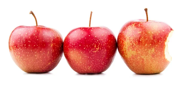 Δύο κόκκινο μήλο και το κόκκινο μήλο δαγκωμένο που απομονώνονται σε λευκό — Φωτογραφία Αρχείου
