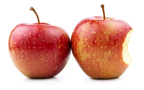 Kırmızı elma ve üzerinde beyaz izole ısırıldı Kırmızı elma — Stok fotoğraf
