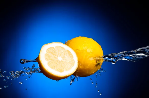 Taze limon ve yarı karanlık bir su sıçramalarına limon — Stok fotoğraf