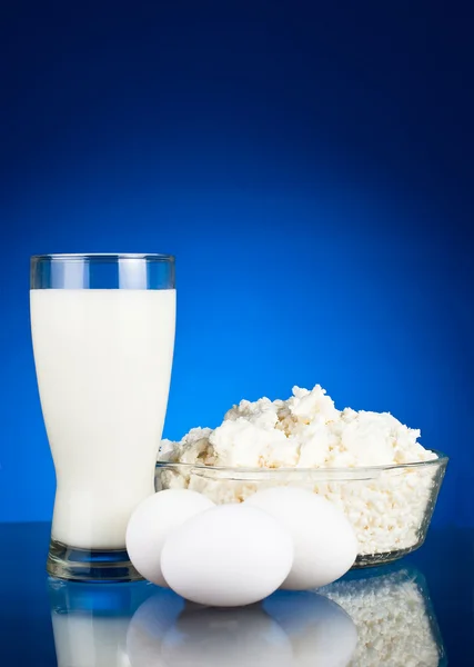 Fresh eggs and dairy products: curd and milk — Stock Photo, Image