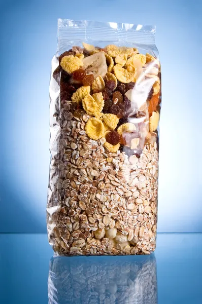 Pack of muesli (Dry breakfast, mixture of corn flakes and dried — Stock Photo, Image