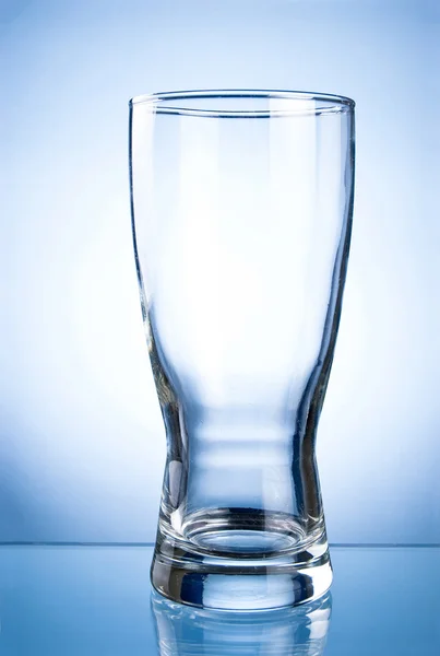 Puste szkło do napojów na niebieskim tle — Zdjęcie stockowe
