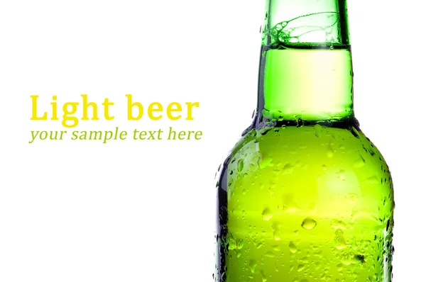 Cobertura de garrafa verde com cerveja leve com um condensado em um I — Fotografia de Stock