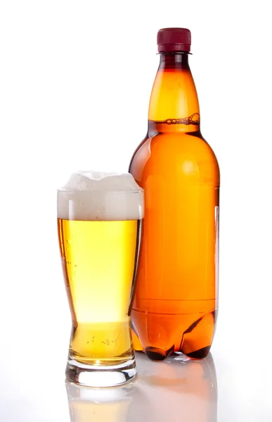 Bier in Plastikflasche und Glas auf weißem Hintergrund — Stockfoto