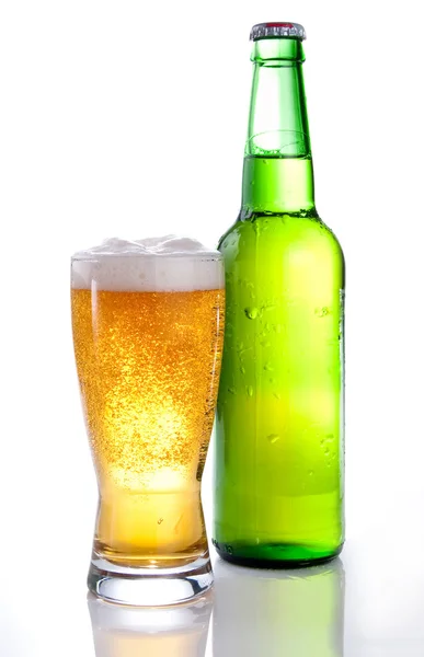 Pivo v zelené láhve a sklo na bílém pozadí — Stock fotografie