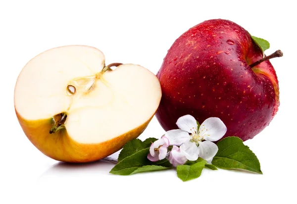 Jeden šťávnatý červeň jablko a půl apple s listy a vodní kapky — Stock fotografie