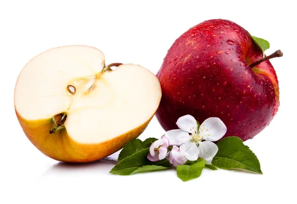 Une pomme rouge juteuse et une demi-pomme avec des feuilles et des gouttelettes d'eau — Photo