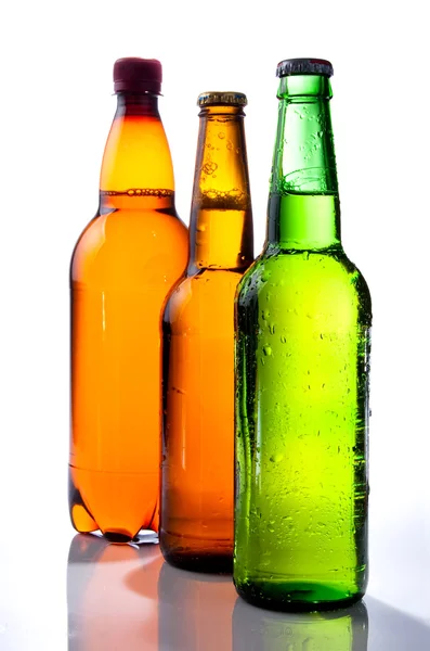 Birra in bottiglia di plastica e Due bottiglie di vetro con birra, marrone e — Foto Stock