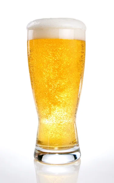 Glas Bier auf weißem Hintergrund — Stockfoto