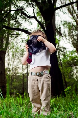 eğlenceli küçük bir kız fotoğraf profesyonel bir fotoğraf çeker.