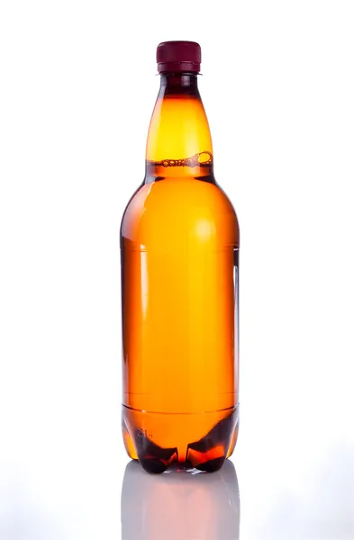 Geïsoleerde bruine plastic fles van bier drinken zonder etiket op een w — Stockfoto