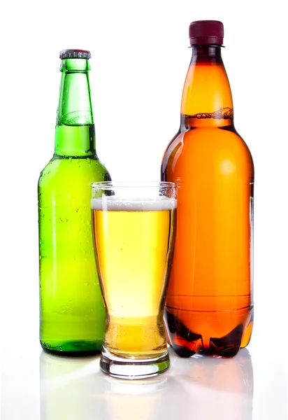 Isolated Glass Beer in plastic bottle and glass green bottles wi — Stock Photo, Image