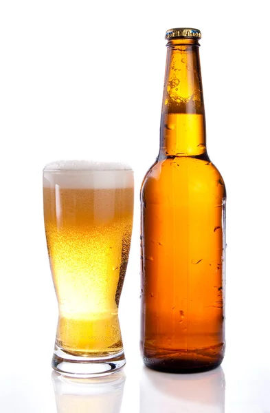 Vetro isolato e bottiglia marrone di birra su sfondo bianco — Foto Stock