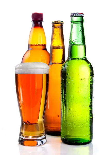 Yalıtılmış cam plastik şişe ve iki cam şişe bira — Stok fotoğraf