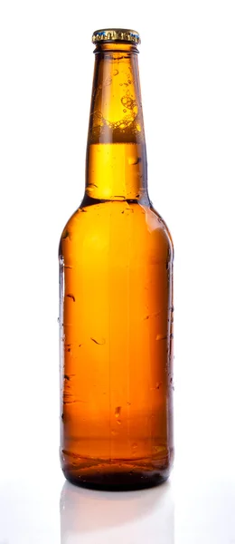 Bottiglia di birra marrone con gocce bere senza etichetta su un retro bianco — Foto Stock