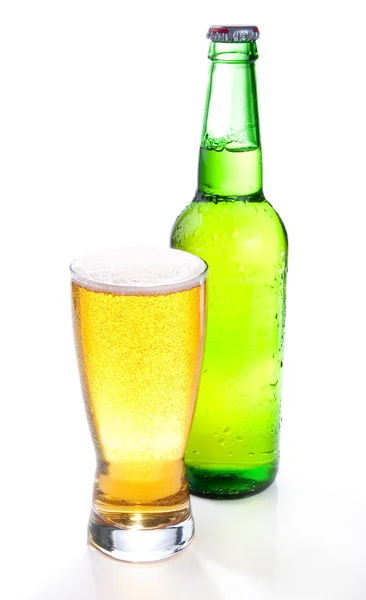 Пиво в зеленій пляшці і склянці на білому тлі — стокове фото