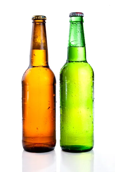 Green and brown beer bottle with drops drink without label on a — Stock Photo, Image