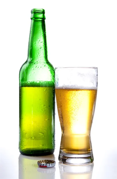 Garrafa verde e meia caneca de cerveja bebida isolada no backgroun branco — Fotografia de Stock