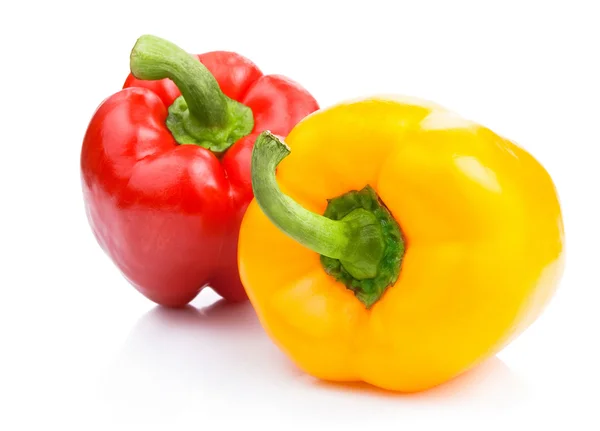 Gele en rode paprica op witte achtergrond — Stockfoto
