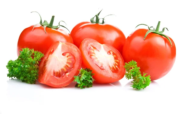 Tomates mûres et feuilles de persil sur blanc avec chemin de coupe — Photo