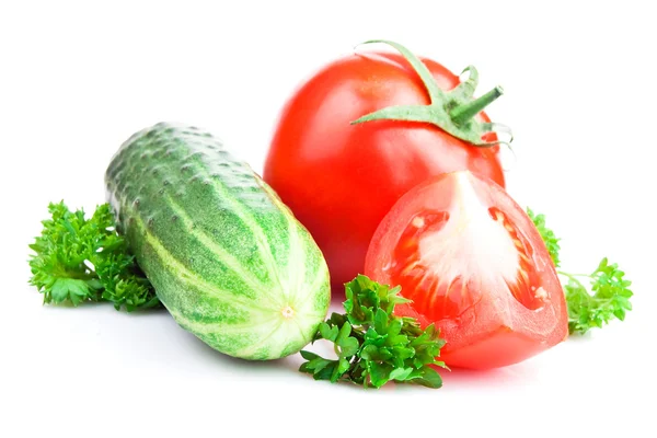 Olgun domates, salatalık ve beyaz kırpma pat ile üzerine maydanoz — Stok fotoğraf