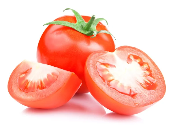 Vegetais de tomates maduros vermelhos com corte no fundo branco — Fotografia de Stock