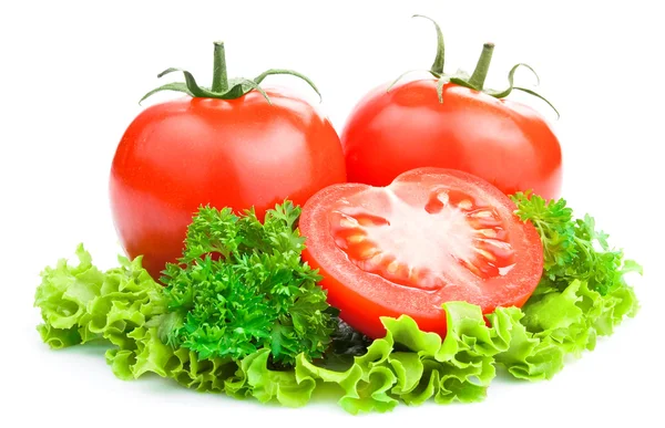 Tomates maduros vermelhos com corte e alface, salsa em branco backgr — Fotografia de Stock