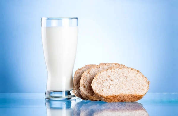 Glass of fresh milk and Three Bread Slices on blue background — Stock Photo, Image