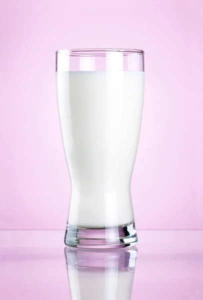 핑크 바탕에 신선한 우유의 유리 — 스톡 사진