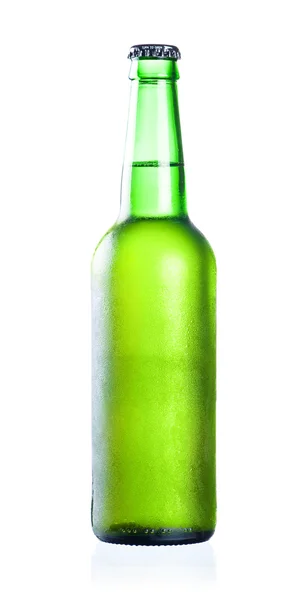 Cerveja gelada em garrafa verde com condensado isolado em um — Fotografia de Stock