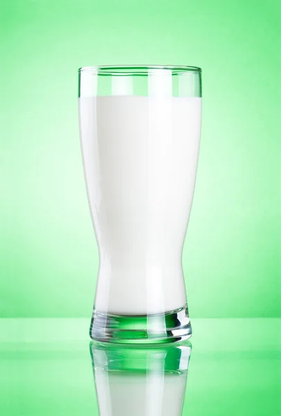 Дупу свіжого молока на зеленому фоні — стокове фото