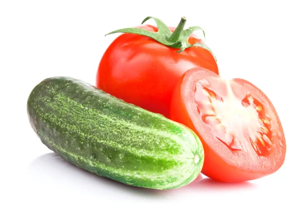 Dojrzałe czerwone pomidory i ogórek na białym tle na białym tle obrzynek p — Zdjęcie stockowe