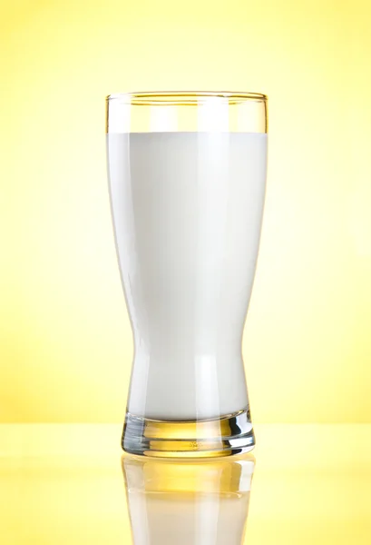 Bicchiere di latte su fondo giallo — Foto Stock