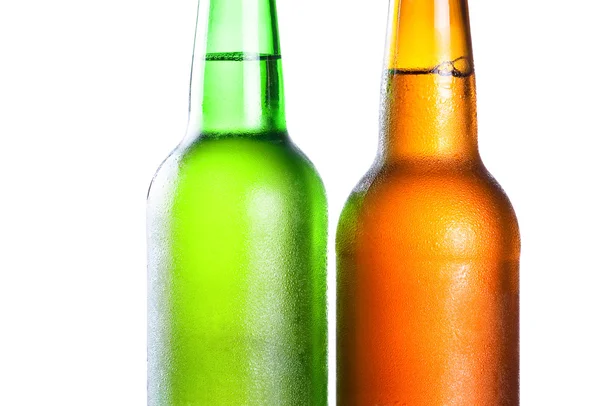 一流的绿色和棕色瓶用光啤酒与 condensat — 图库照片