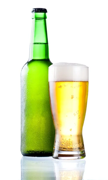Охолоджена зелена пляшка з конденсатом і склянкою пивного пива — стокове фото